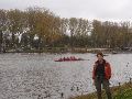 Na een wandeling van twee uur, inclusief lunch, bereiken wij het ander eind van het bos. Hier vind een roeiwedstrijd plaats onder auspicin van het studentencorps.