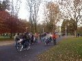 Half verborgen achter de fietsers loopt een processie artistieke mensen achter een filmploeg aan.