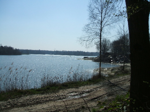 Een afvalbergen in het, afgesloten, recreatiepark Ermerzand.