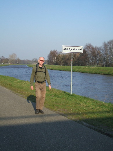 Langs het Stieltjeskanaal racete het werk-woon verkeer met 1000 km lang. Deze foto door Bert met gevaar voor eigen leven genomen.