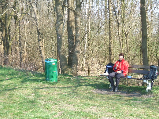 Lunch naast een Pieterpadvuilnisbak.