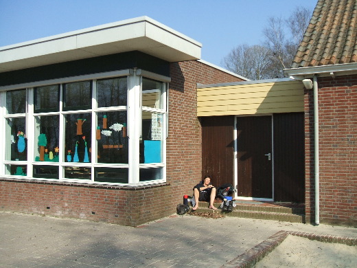 Teatime in de luwte voor de ingang van een school bij Dalerveen.