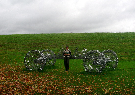 Schrootkunst op dijk bij Millingen.