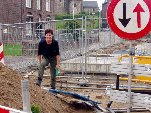 Moesten wegversperring omzeilen.