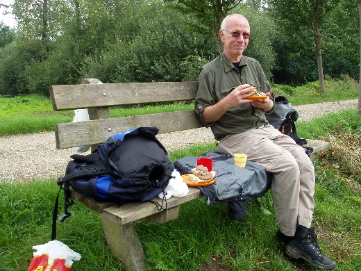 Hamburgers op turks brood met tomaat en platte kaas.