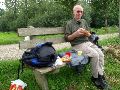 Hamburgers op turks brood met tomaat en platte kaas.