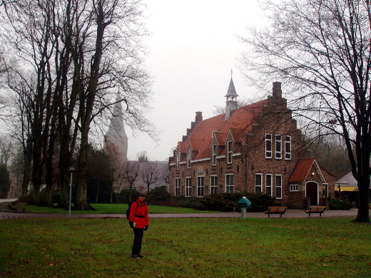 Gemeenthuis en kerk van Sleen.