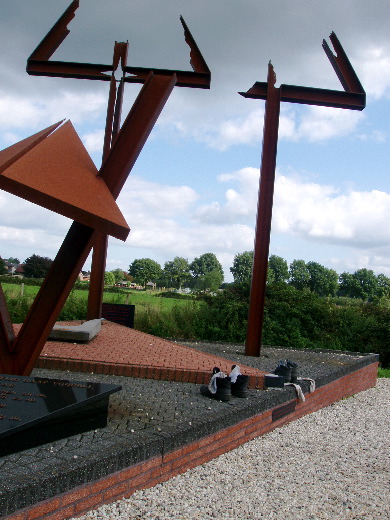 Even de schoenen op het monument laten luchten.