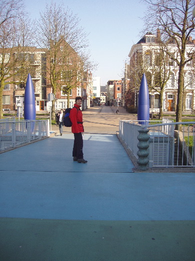 Een poort van twee raketten bij het Groninger Museum.