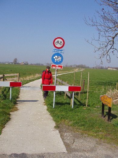 Hier mogen wij even buiten de gevarenzone van de autoweg lopen.