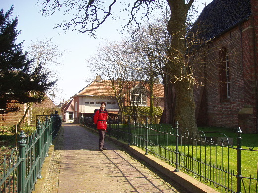 Achter de kerk langs.