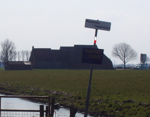 Wandelen toegestaan. Dit verleent Pieterpadders toestemming om dit het te beklimmen door het landgoed Oldenzijl.