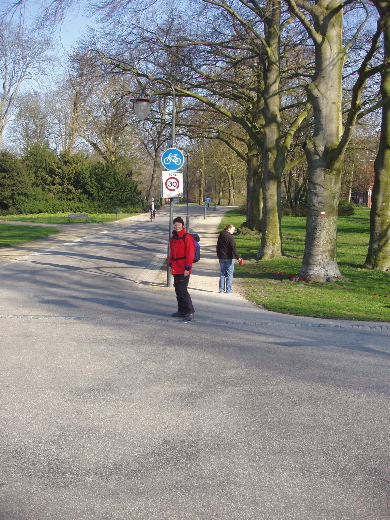 Het park in met veel hondenuitlaters met lange uitlooplijnen, het scheelt voetwerk als je hond niet in de buurt wilt houden.