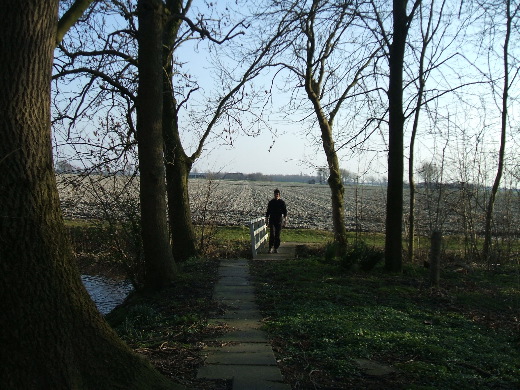 Een kleine omleiding van de autoweg af. In de achtergrond het typische groningse landschap.