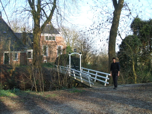 Stukje bos is bezet door een leegstaande boerenhoeve.