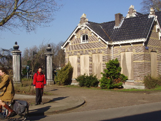 Een dichtgetimmerd pand van monumentenzorg.