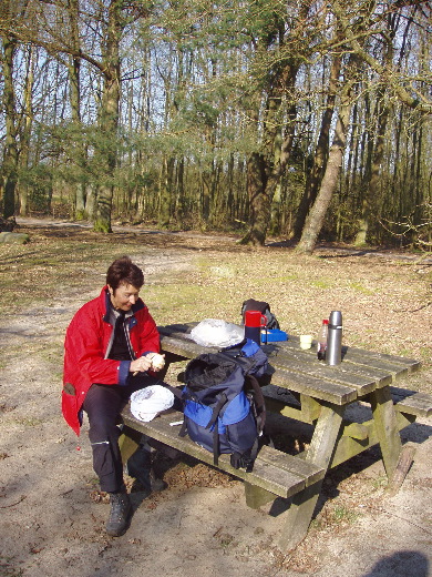 Teatime. Bert schilt haar maaltijd.