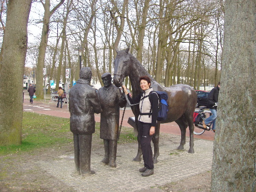 Het Handjeklap-standbeeld op de paardenmarkt in Zuidlaren.