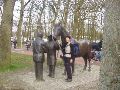 Het Handjeklap-standbeeld op de paardenmarkt in Zuidlaren.