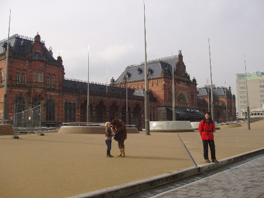 Modern, antiek en bouwwerfafzettingen bij het Centraal Station in Groningen.