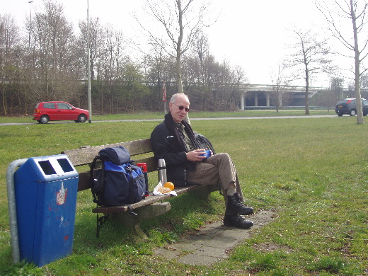 Lunch langs de snelweg. De keuze aan bankjes is hier enigszins beperkt.