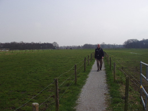 Een openbaar wandelpad tussen de verkavelingen.