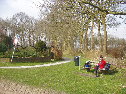 Theepauze bij een niet bepaald uitnodigende, afrastering in het Noordlaarder bos.