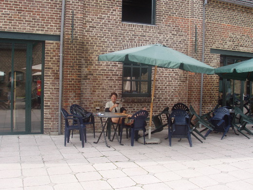 Bij ons aperatief breekt de zon door. Voor Bert heeft die te lang op zich laten wachten, zij bljft demonstratief in de schaduw.