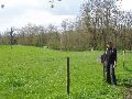 De grens bereikt, twee grensstenen en grenspaal 154 markeren een zigzagbeweging van de grens tussen Nederland, Wallonie en Vlaanderen.