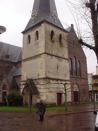 De kerk van Stramproy overheerst het Kerkplein.