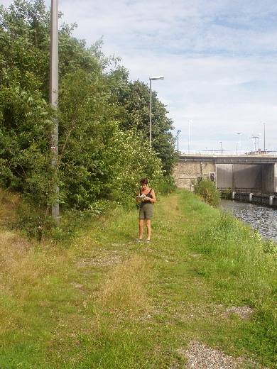 Een kort stukje langs het jaagpad aan de overkant van het Albertkanaal.