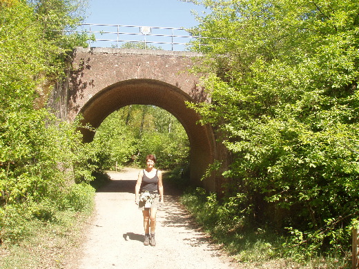 Bert onder een oude spoorbrug door.