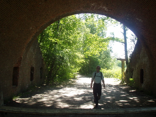 Roy onder een oude spoorbrug door.