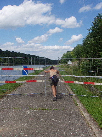 Deze en nog 4 barrieres moeten overmeesteren om langs het jaagpad te kunnen lopen.