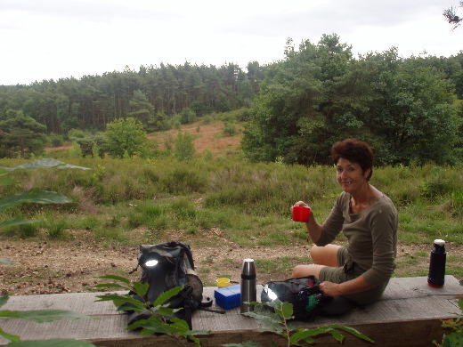 Teatime op een reuzenbank met uitzicht op een pittoresk valleitje.