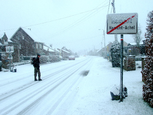      10u17: Wij verlaten Hamont in een sneeuwbui.