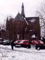      16u00: Terug in Hamont op het plein voor De Sint-Laurentiuskerk. Jezus waakt over het wagenpark van de Taxipost.
