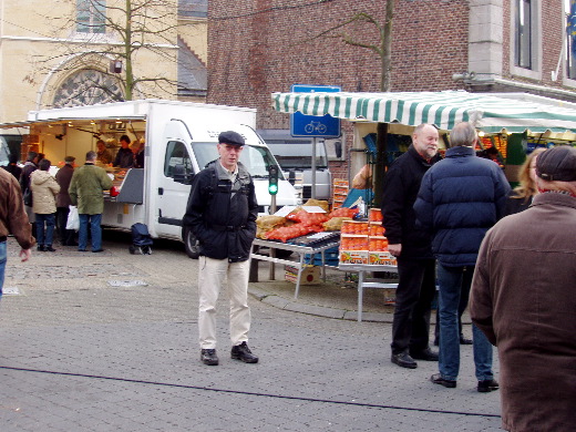 Het Oude Stadhuis aan  het gezicht onttrokken door de markt.