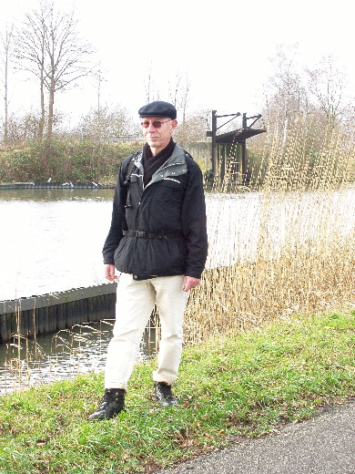 Een hele oude roestige laadbrug een de overkant.