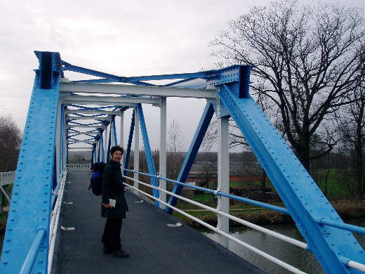 Terug naar de Westoever via loop-fietsbrug.