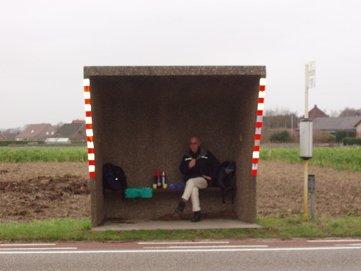 Even schaften in een busbunker.