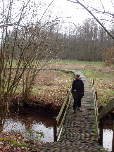 Een psychedelische brug de  beek over.
