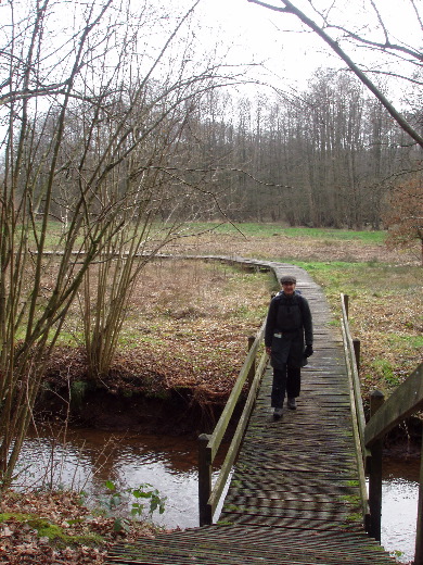 Een psychedelische brug de  beek over.