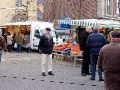 Het Oude Stadhuis aan  het gezicht onttrokken door de markt.