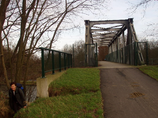 Om boven te komen op een voormalige spoorbrug, nu fietsbrug geworden.