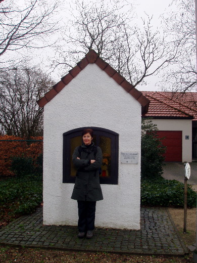 Het Mariakapelleke in Helchteren. Met pantserglas afgesloten.