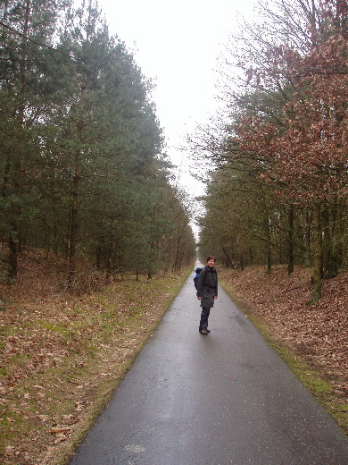 Nog 3 km fietspad met een autoweg aan de horizon.