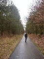 Nog 3 km fietspad met een autoweg aan de horizon.