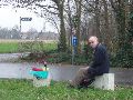 Lunch op twee betonnen paaltjes aan de Verlorenweg.