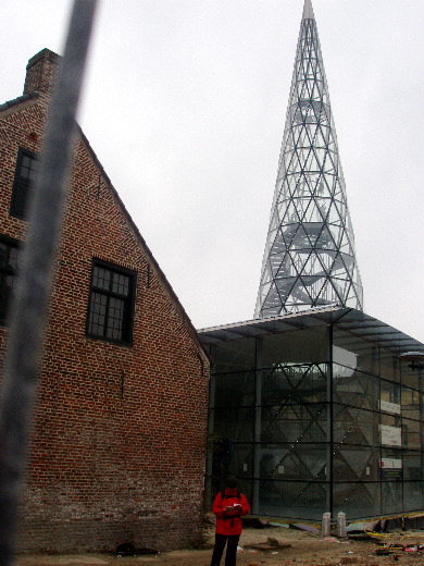 10u02: Het glasmuseum in Lommel wordt binnenkort overschaduwd door nieuwbouw.